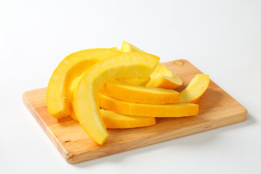 bir kesme tahtası üzerinde kabak dilimleri