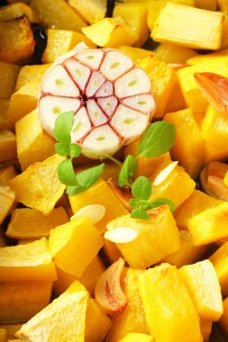 Kavrulmuş sarımsak doğranmış kabak