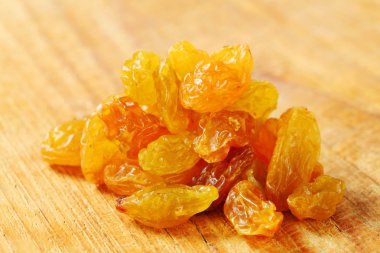 Altın renkli kuru üzüm