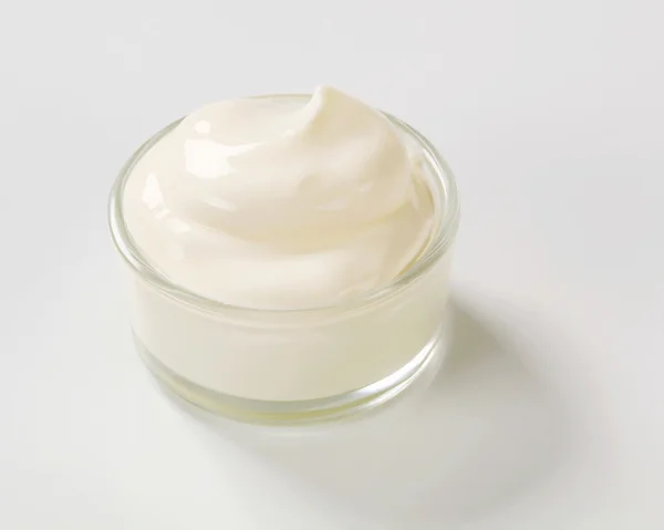 Crema blanca en un tazón —  Fotos de Stock