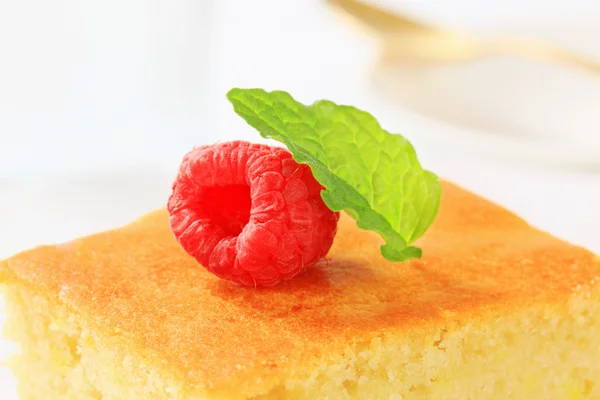 Lemon sponge cake — Stock Photo, Image