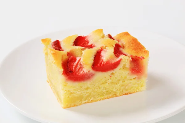 Rebanada de pastel de fresa — Foto de Stock