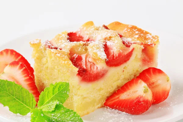Strawberry cake slice — Stock Photo, Image