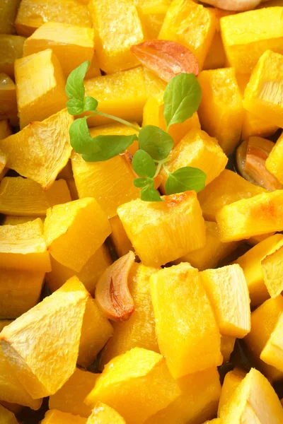 Zucca a dadini arrosto con aglio — Foto Stock