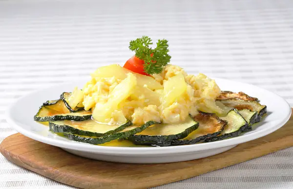 Gebratene Zucchini mit Kartoffelei-Rührei — Stockfoto