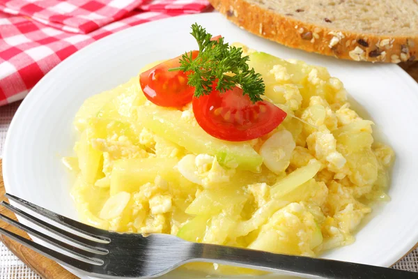 Zucchini Scrambled Eggs with bread — Stock Photo, Image