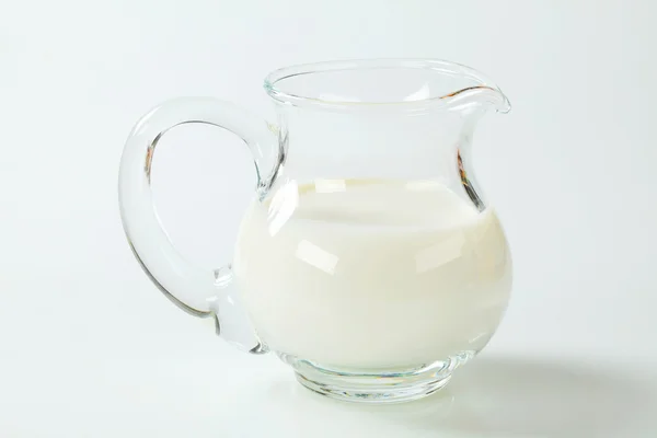 Кувшин свежего молока — стоковое фото