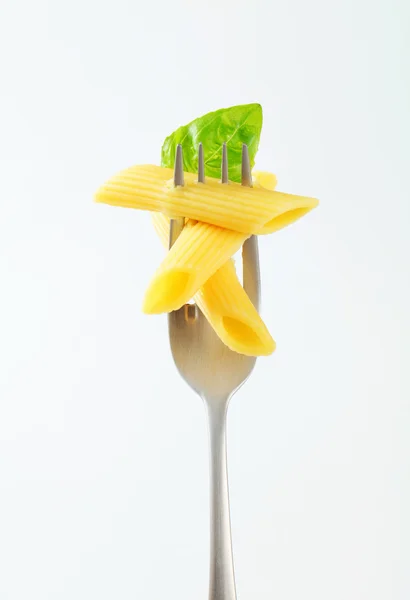 Pasta de penne cocida en un tenedor — Foto de Stock