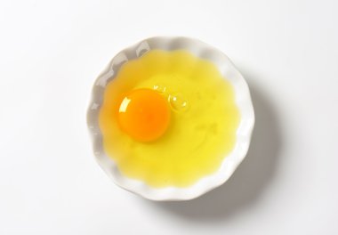Çiğ yumurta beyazı ve sarısı kase