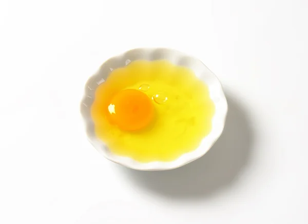 Свежий яичный белок и желток в миске — стоковое фото