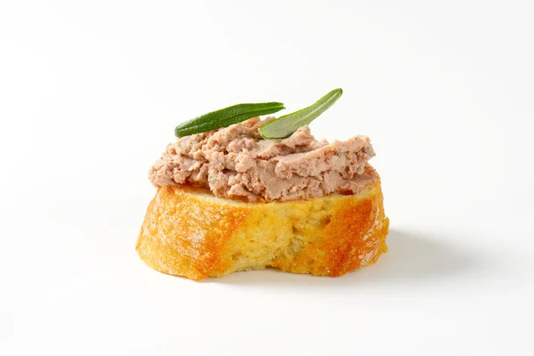 Tranche de pain avec tartinade de foie — Photo