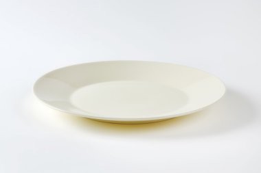 Kremsi beyaz tabak