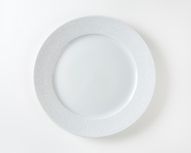 Dekoratif RIM ile beyaz yemek tabağı