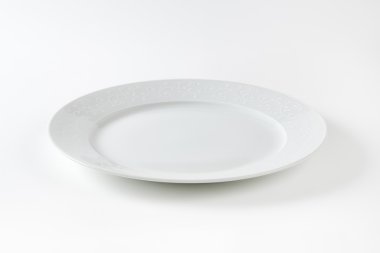 Dekoratif RIM ile beyaz yemek tabağı
