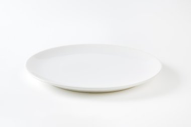 Beyaz coupe yemek tabağı