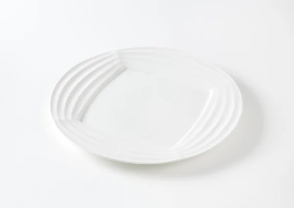 Assiette blanche avec bord strié — Photo