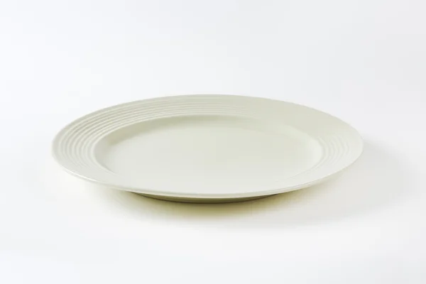 Prato de jantar branco de osso com borda larga — Fotografia de Stock