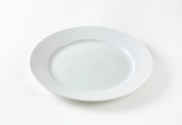 Assiette blanche avec bord décoratif — Photo