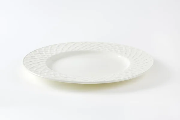 Biały Porcelanowy talerz z ozdobna obręczy — Zdjęcie stockowe