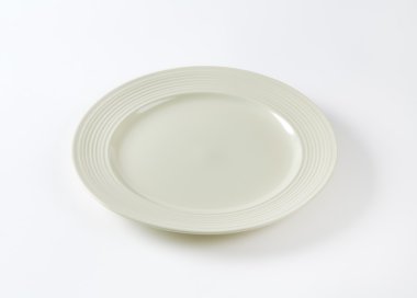 Geniş ağızlı kemik beyaz yemek tabağı