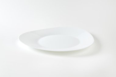 Geniş kenarlı üçgen beyaz tabak