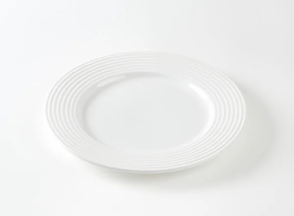 Placa de porcelana blanca con borde ancho — Foto de Stock