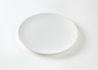 Beyaz coupe yemek tabağı