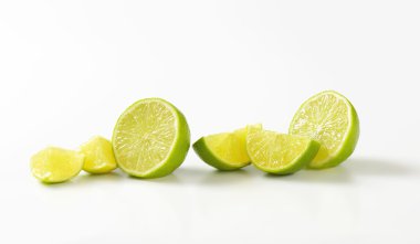 Taze limon yarısı ve takozlar