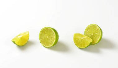 Taze limon yarısı ve takozlar