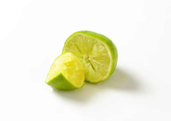 Сжатый лаймовый фрукт — стоковое фото