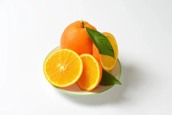 Naranjas frescas maduras con hojas —  Fotos de Stock