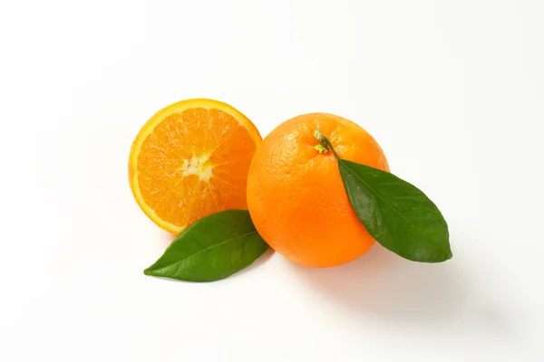 Naranjas frescas maduras con hojas —  Fotos de Stock