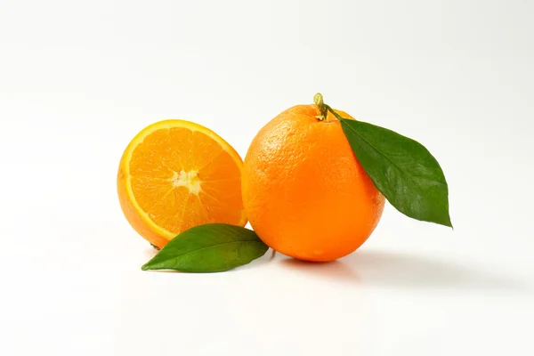 Naranjas frescas maduras con hojas —  Fotos de Stock