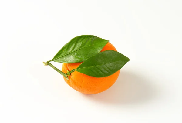 Naranja entero con hojas —  Fotos de Stock
