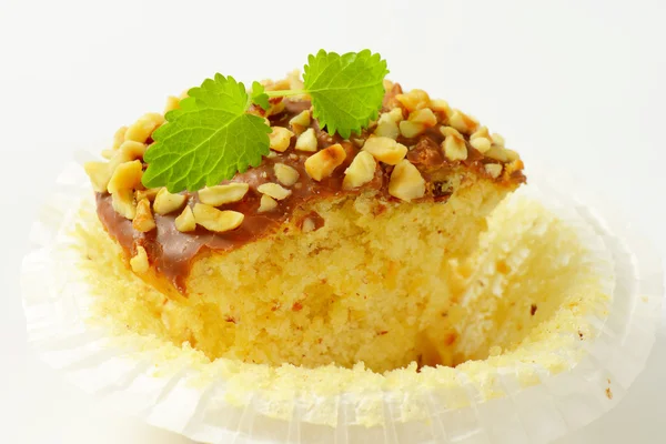 Orzech laskowy muffin - pół zjedzony — Zdjęcie stockowe