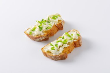 Gevrek baget peynirli kanepeler