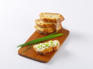 gevrek baget dilimleri, bir dilim peynir ile