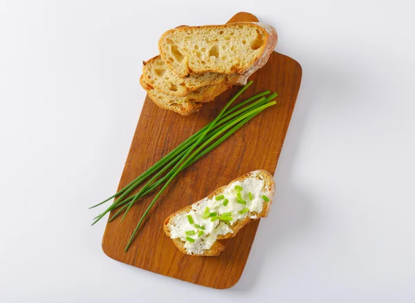 Krokante stokbrood segmenten, één segment met kaas — Stockfoto