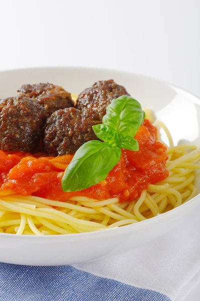 Albóndigas en salsa de tomate con espaguetis — Foto de Stock