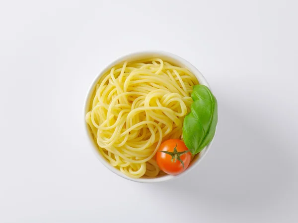 Kokt spagetti i skål — Stockfoto