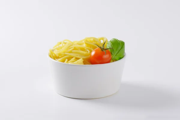 Cooked spaghetti in bowl — Stock Photo, Image