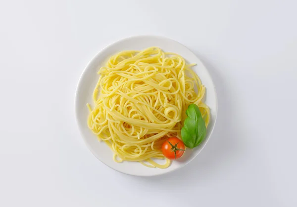 Teller mit gekochten Spaghetti — Stockfoto