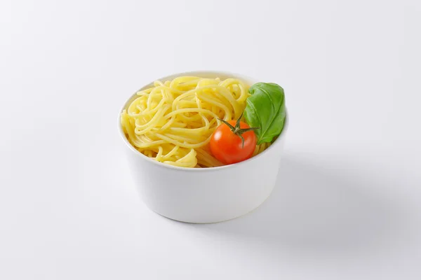 Gotowane spaghetti w misce — Zdjęcie stockowe