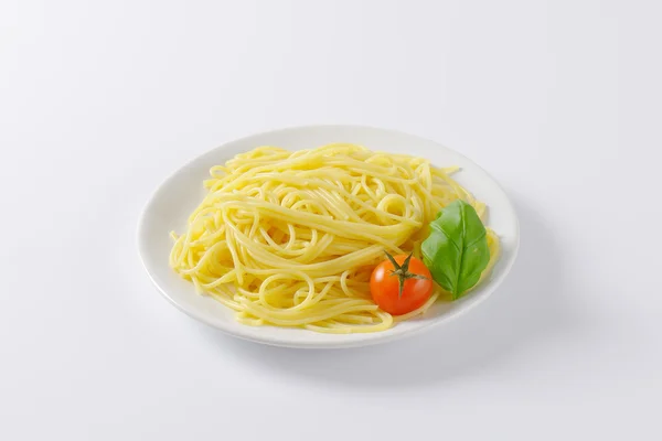 Teller mit gekochten Spaghetti — Stockfoto