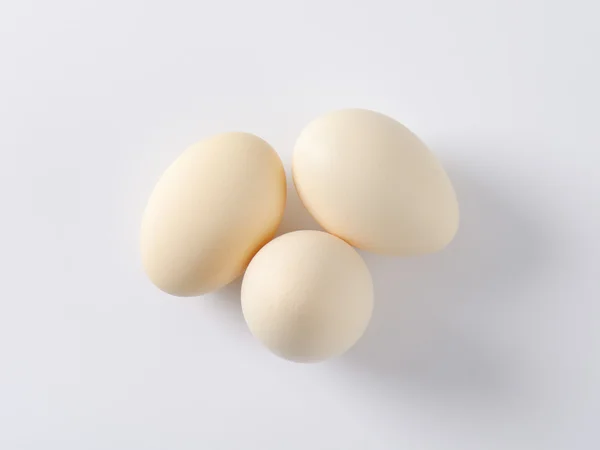 Три свежих яйца — стоковое фото