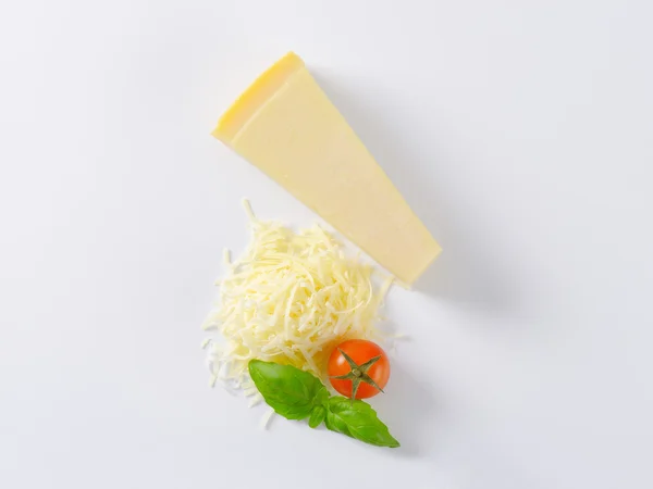 Parmesan peyniri - kama ve rendelenmiş — Stok fotoğraf