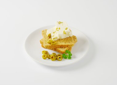 sandviç ekmek ve taze peynir zeytin