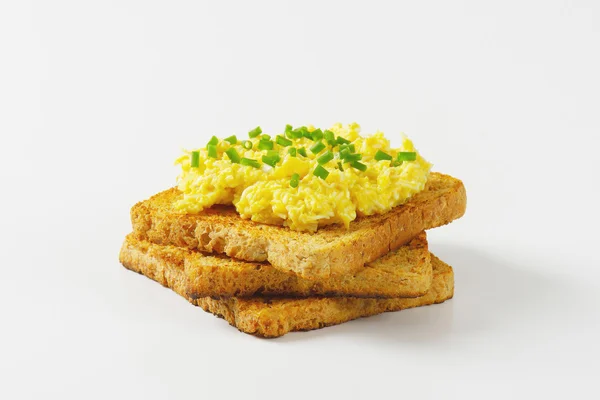 Huevos revueltos con cebollino picado en tostadas —  Fotos de Stock