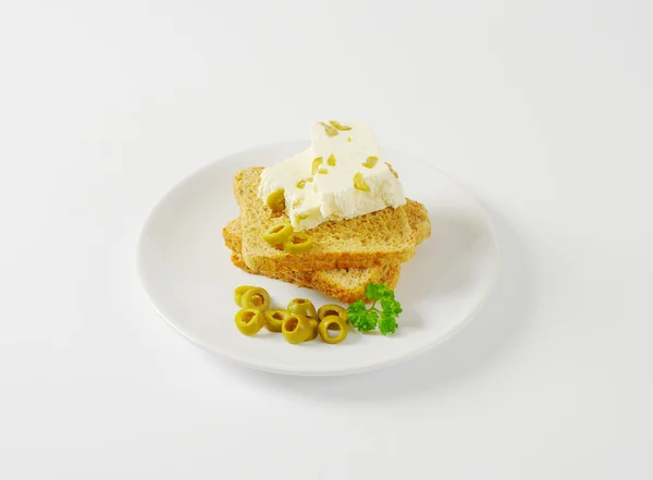 Pão de sanduíche e queijo fresco com azeitonas — Fotografia de Stock