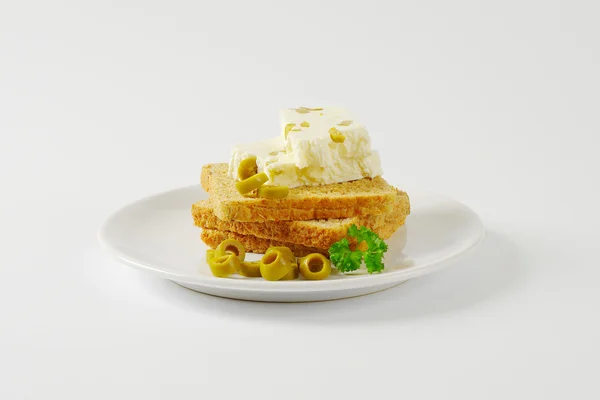 Pane sandwich e formaggio fresco con olive — Foto Stock